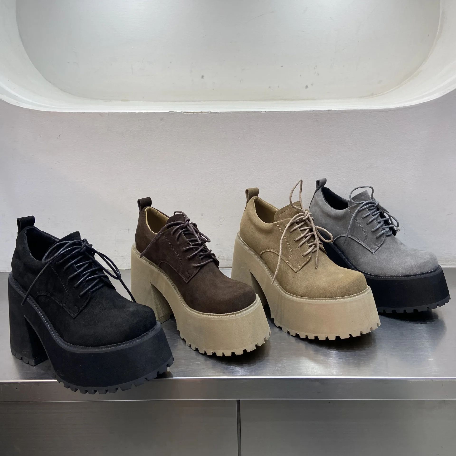 

Женские серые/черные замшевые туфли на платформе со шнуровкой и круглым носком на высоком каблуке, модная повседневная повседневная обувь, стильная обувь