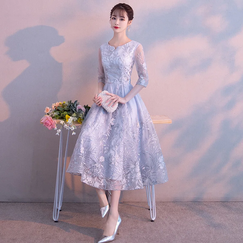 Kleines Damen-Abendkleid mit Bankett-Temperament, kann im schlichten und eleganten mittellangen grauen Abendkleid getragen werden
