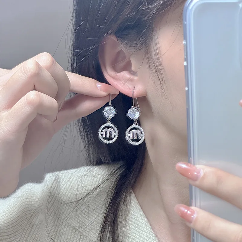 

MDL Moissanite style letter m ear hooks 18k gold-plated, micro-set with diamonds, sisterly street style earrings.