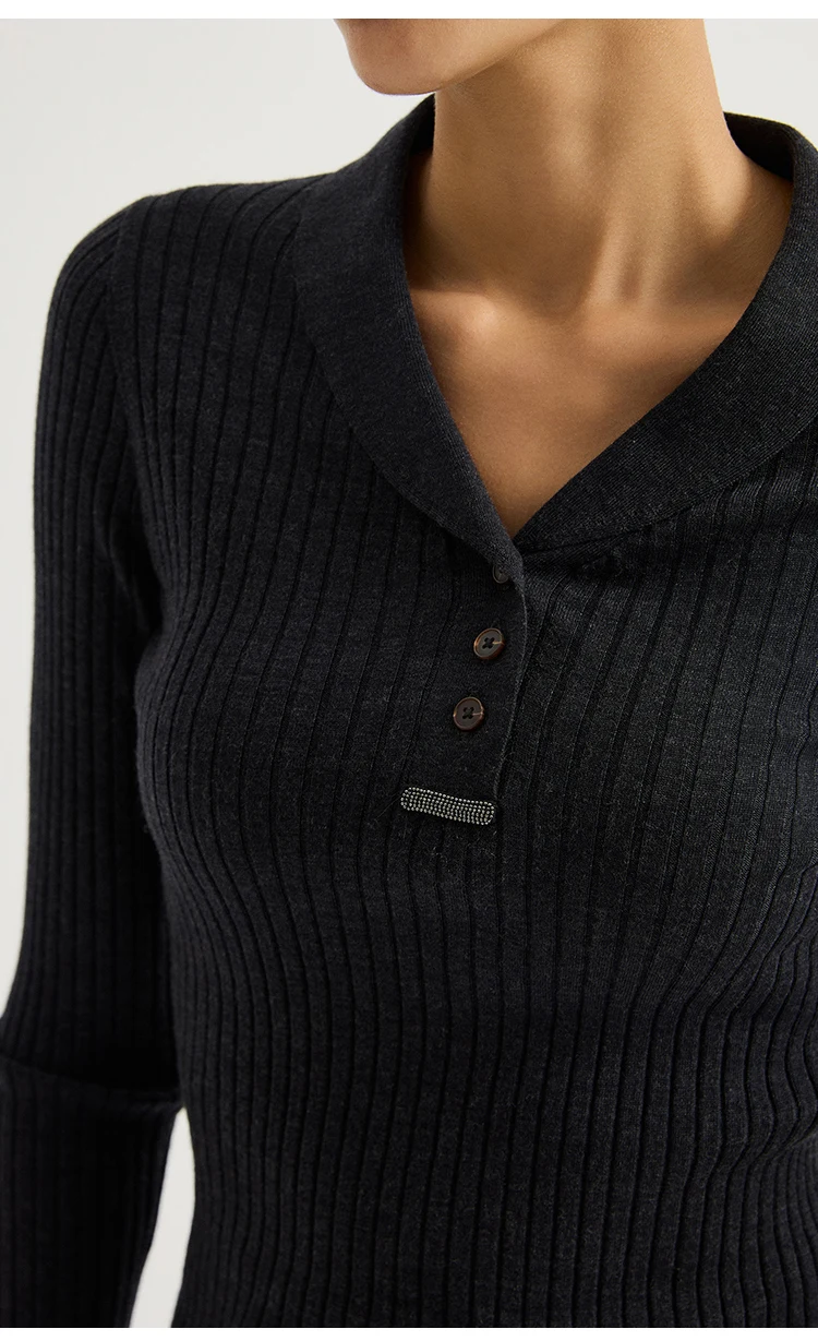 BL3611568 Damen-Pullover mit Polokragen, 100% Wolle, breiter Rippstrick, lange Ärmel, halbe Knopfleiste, Kettenabzeichen, schmale Passform, für den frühen Herbst. – Detail 9