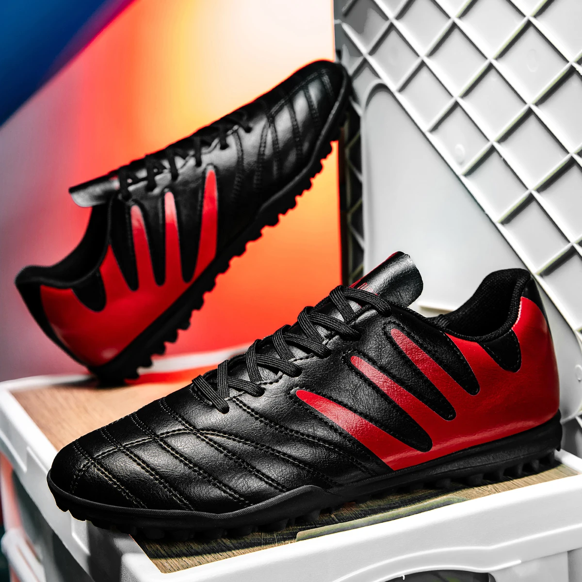 

High quality TF sports football shoes, comfortable, breathable and non slip, effectively protecting the ankle