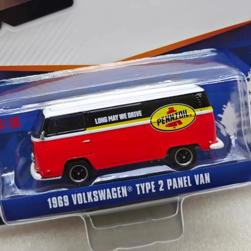 

Greenlight 1:64 Club Vee Dub Series 18 - T2 Van Bus - Pennzoil Original Wrap Wall Hanging Gift for Friends