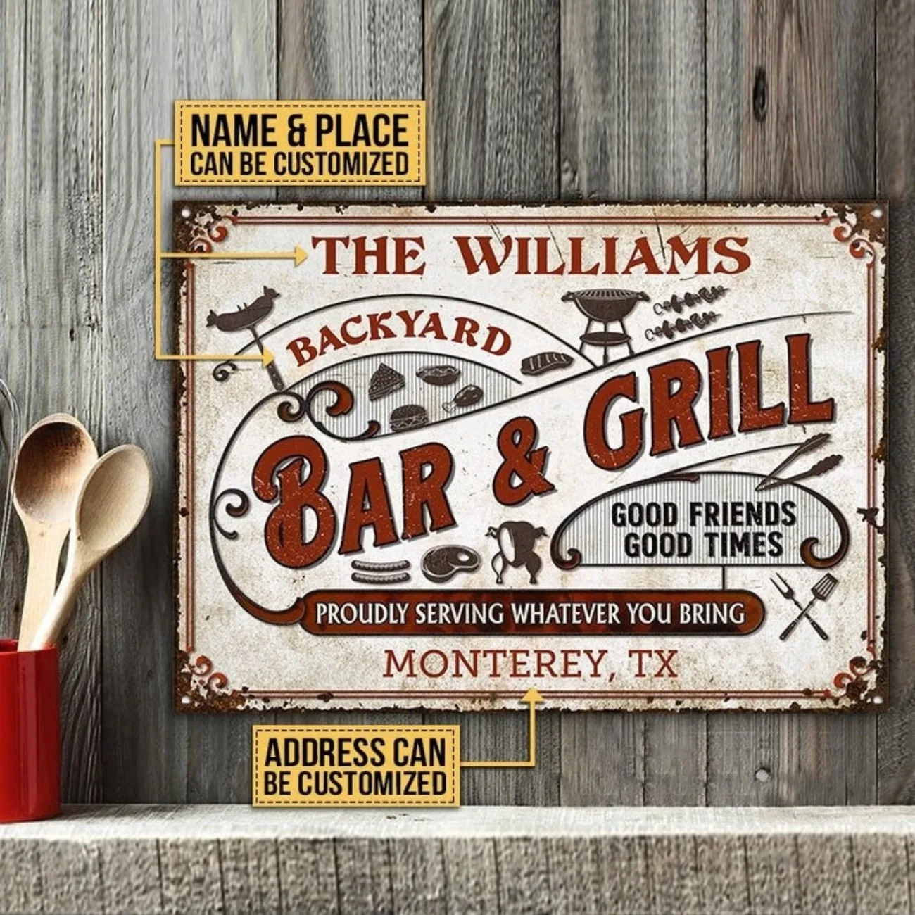 „Backyard Bar and Grill: Proudly Serving Whatever You Bring“ – individuelles, personalisiertes Metall-Terrassenschild für den Außenbereich.