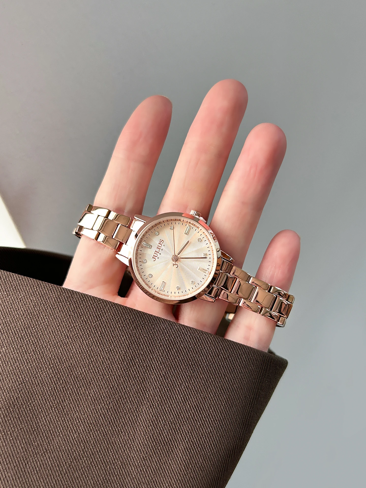 ساعة يد نسائية أنيقة، طراز كوري جديد 2025، حزام فولاذي أنيق، ساعة كوارتز للطلاب، إكسسوار ساعة.