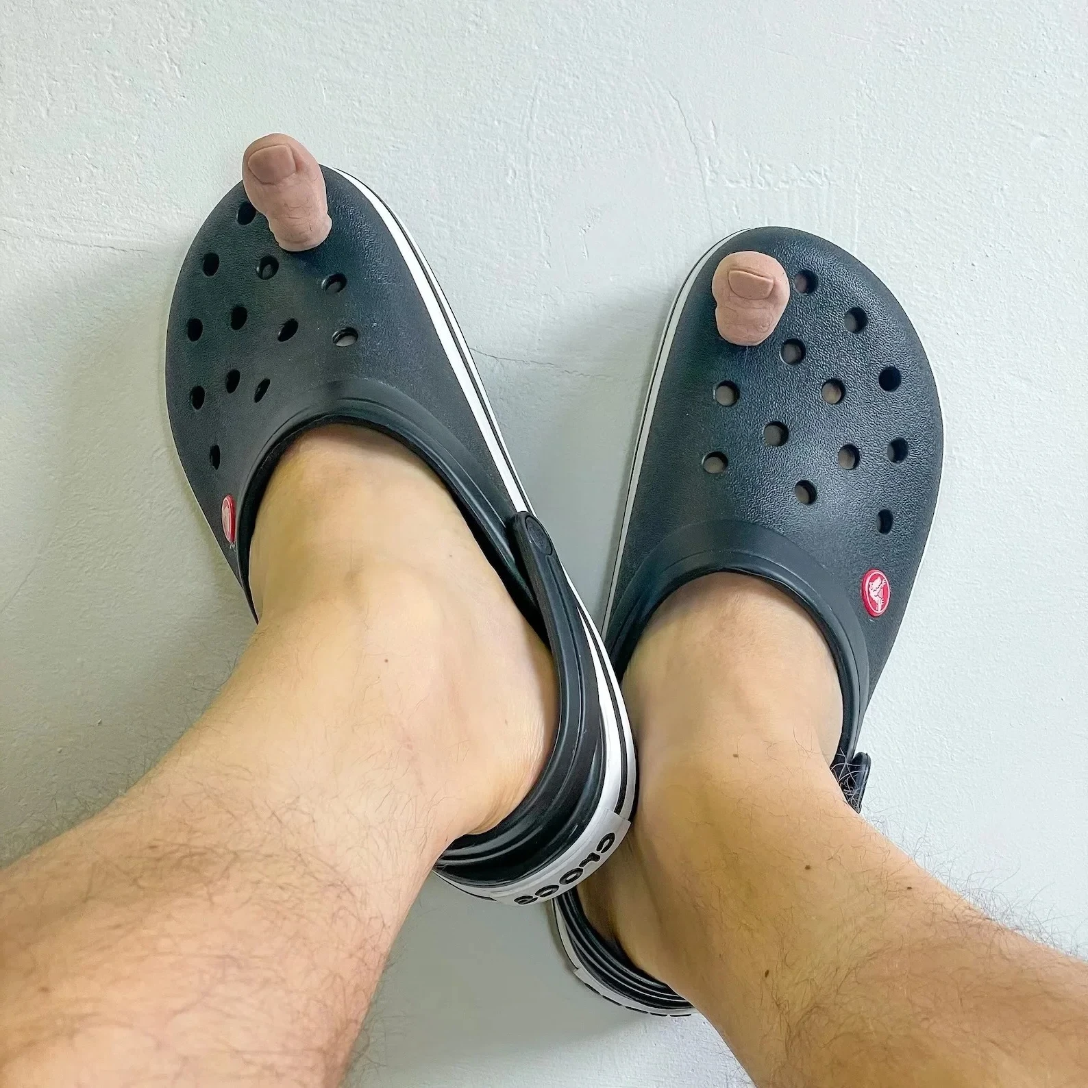 

1Pcs Imitation Big Toe Slipper Decoration Thumbs Up Spoof creative Hole Shoe Charms Kids Adult Sandals Funny Pin Accessories