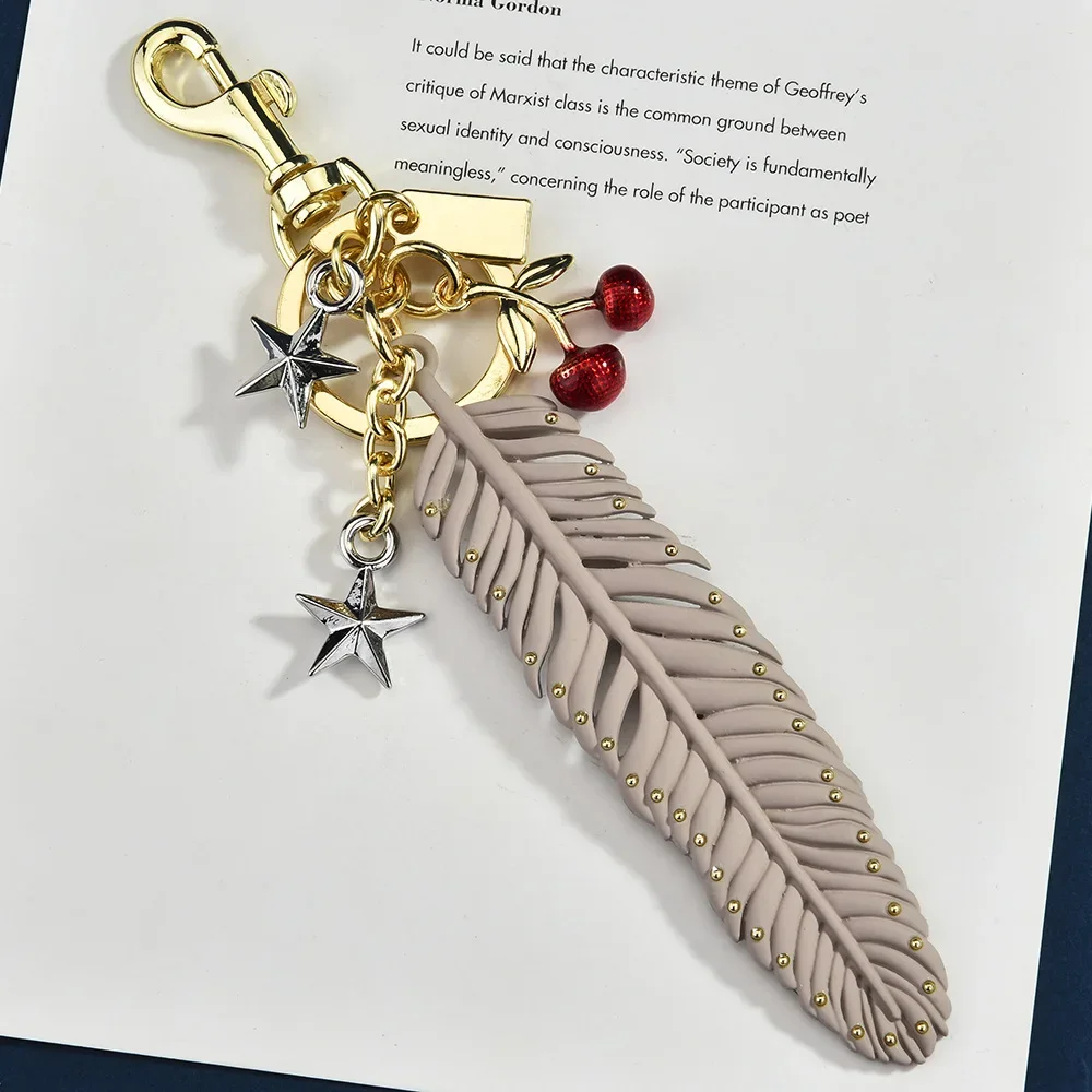 

New exquisite star-shaped feather keychains, fashionable accessories, elegantly designed keychain pendants, and bag pendants