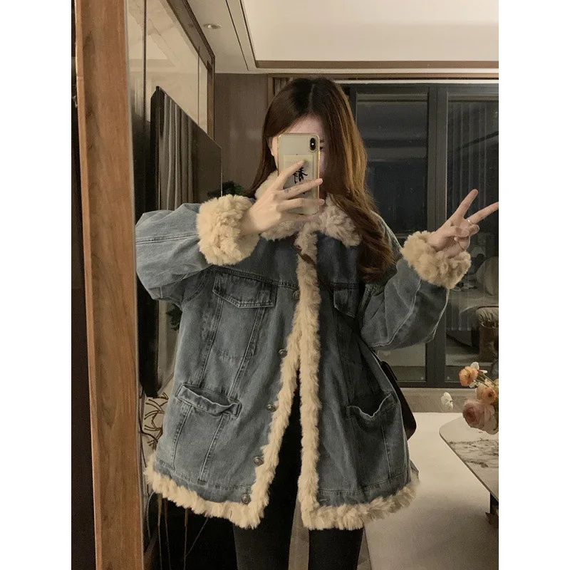 เสื้อโค้ทขนแกะนุ่มสำหรับฤดูหนาว ผู้หญิง ปี 2025 แฟชั่นฤดูหนาว เสื้อแจ็คเก็ตยีนส์ทรงหลวม กระดุม กระเป๋า เสื้อคลุมสไตล์คาวบอย