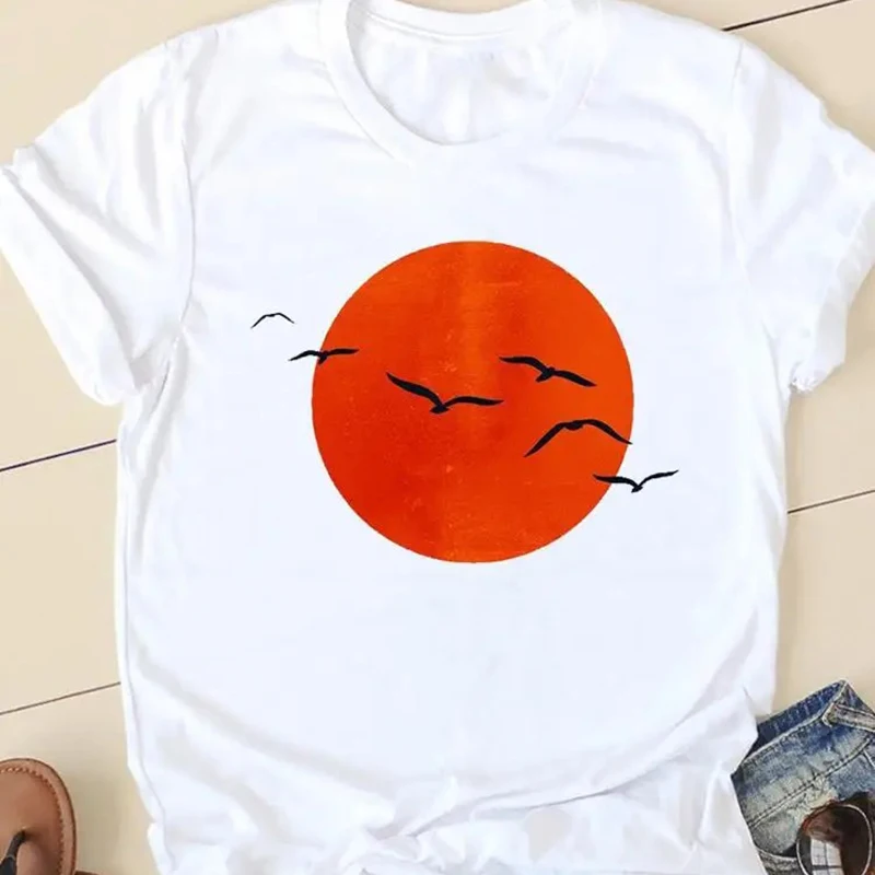 

Orange Sun Birds Print White T-shirt Minimalist Geometric Pattern Short Sleeve Women's Casual Daily Trendy Wear Versatile Tops