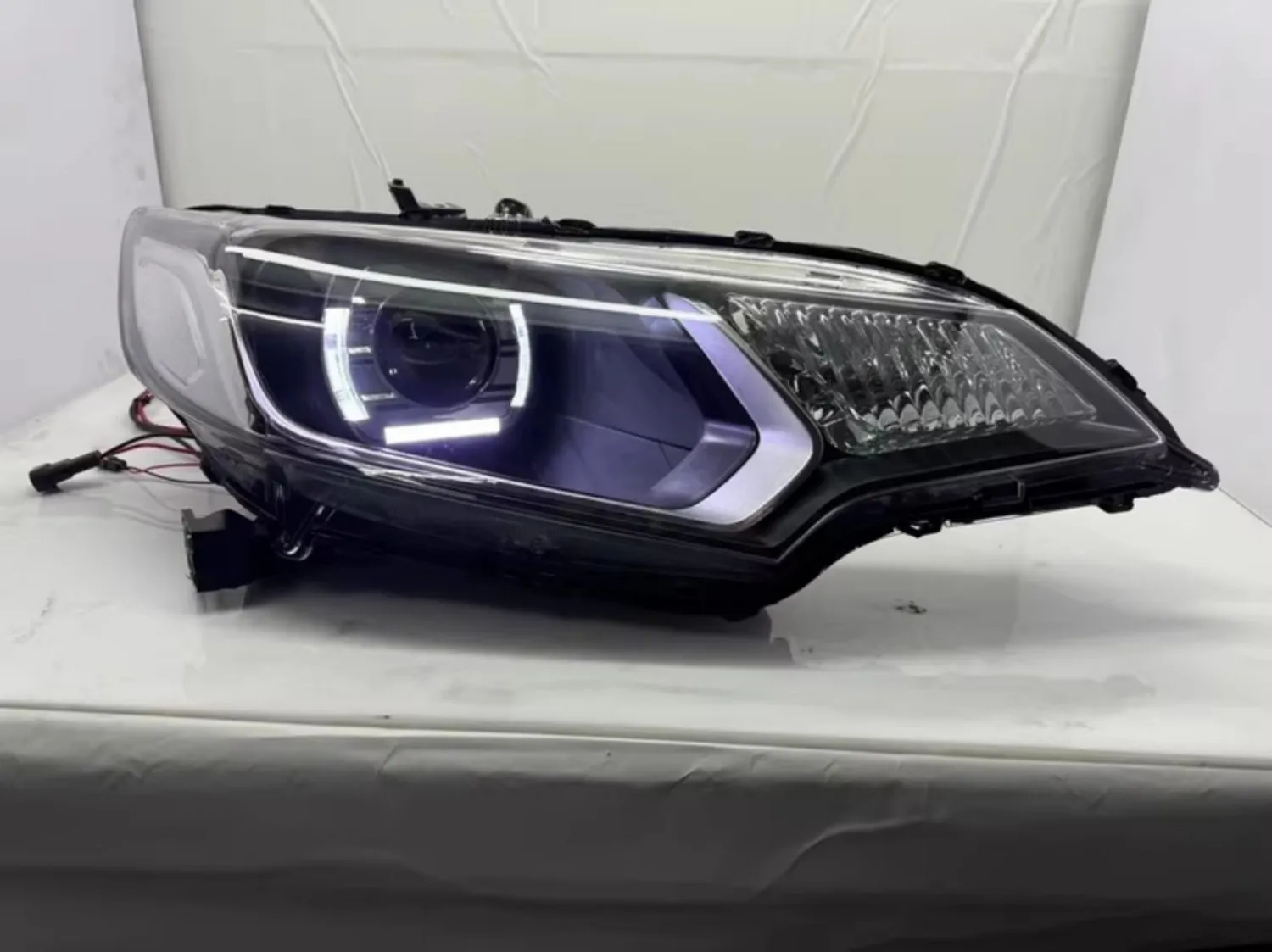 

Светодиодная фара в сборе для Honda Fit GK5 14-16, с функцией «ангельских глазок» и дневными ходовыми огнями (ДХО)