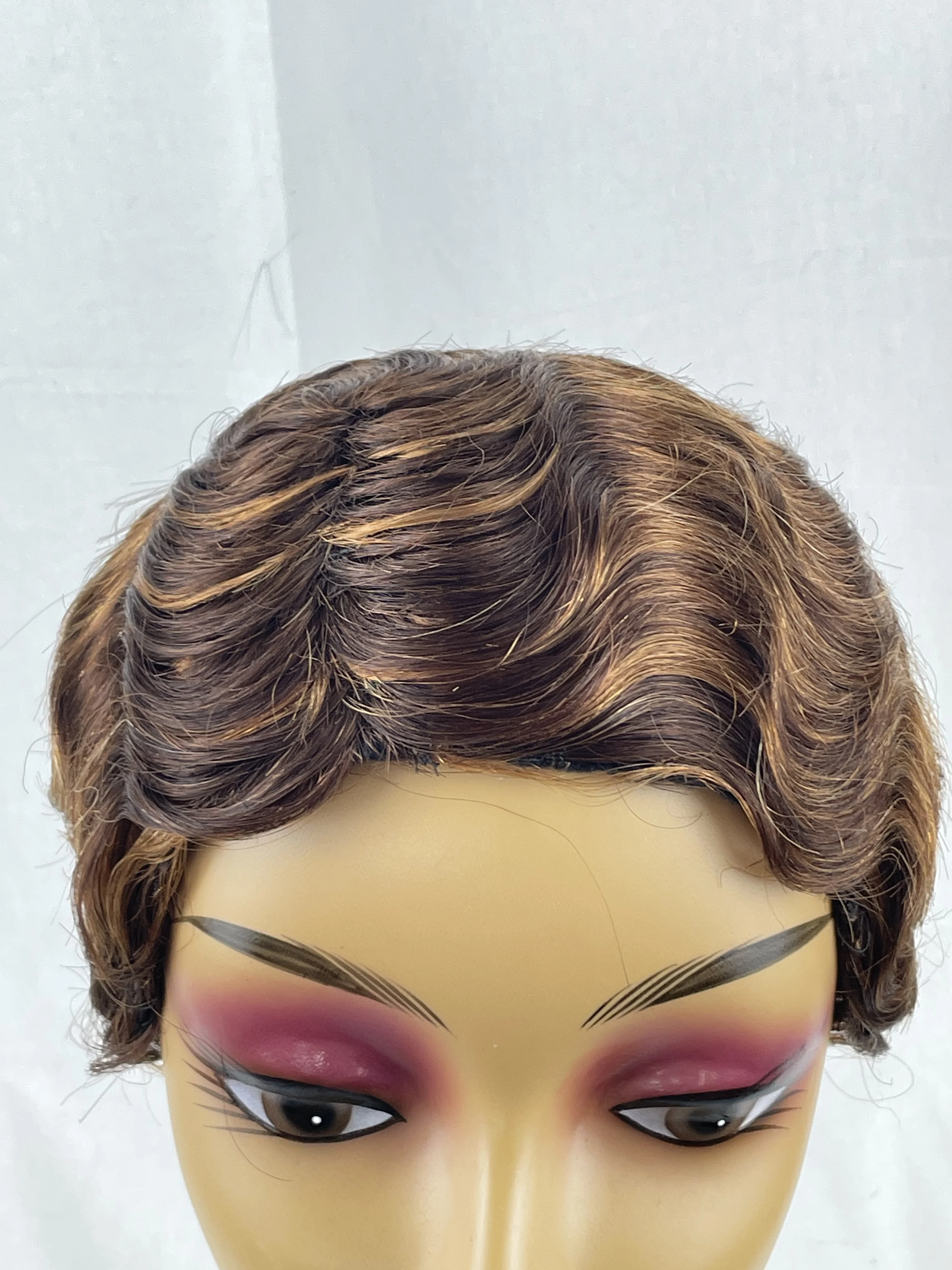 짧은 픽시컷 가발 100% 인모 가발 핑거 오션 웨이브 가발 기계 제작 가발 금색과 갈색