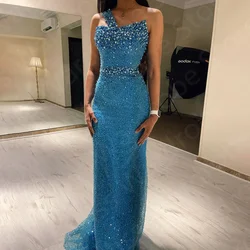 Neueste blaue Abendkleider mit Pailletten, Glitzer, Abschlussball-Partykleid 2024, One-Shoulder-Perlen, Hochzeitsgast-Kleider, Sweep-Zug, ärmellos