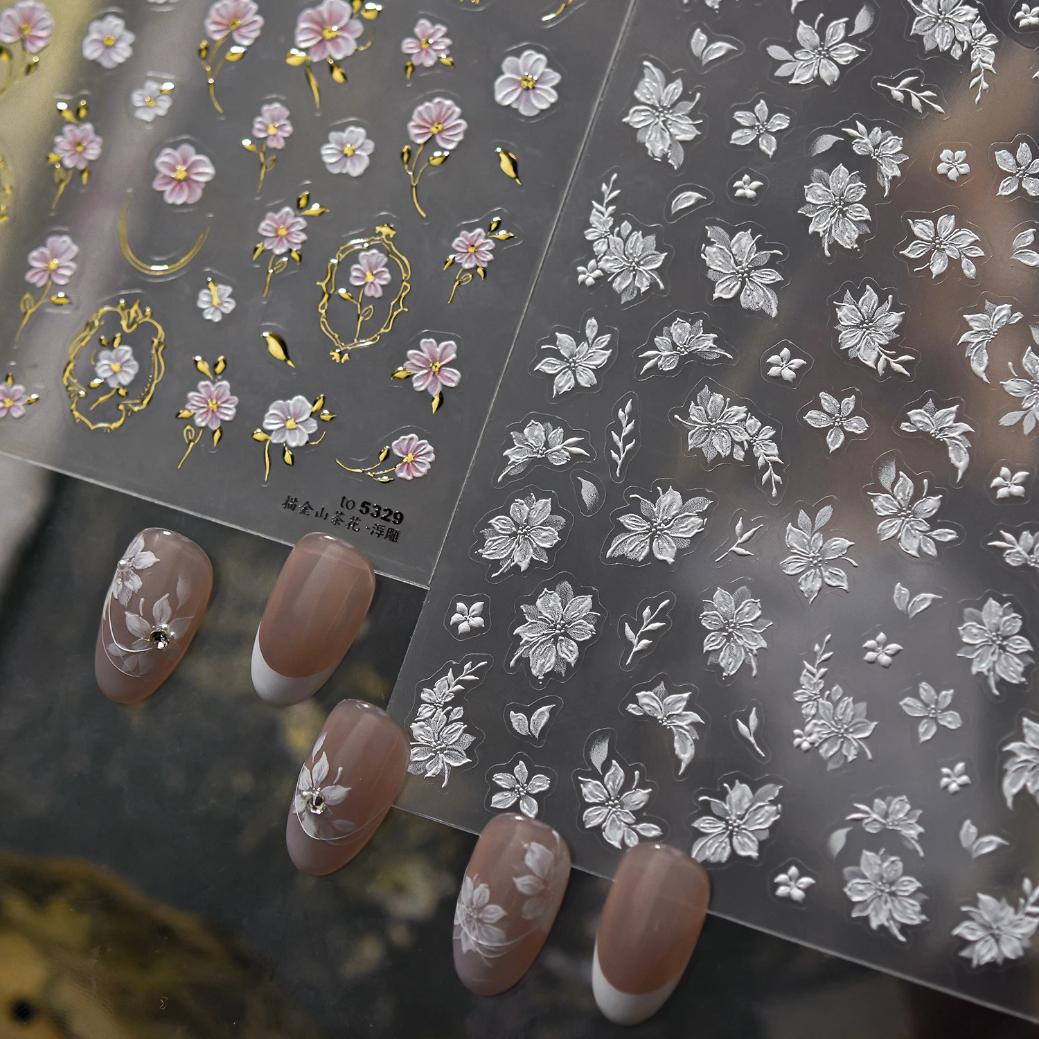 Fiore di camelia dorato Bordo vintage Tenero Petalo bianco Foglie Fiore di pesco Giglio Adesivi per nail art Decorazioni Decalcomanie per manicure