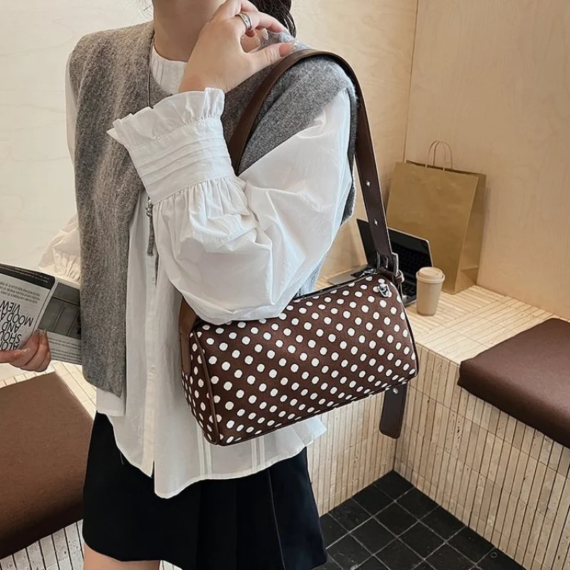 Damska torba na ramię wykonana z wysokiej jakości skóry o eleganckim stylu i modnym designie do codziennych dojazdów do pracy. ​