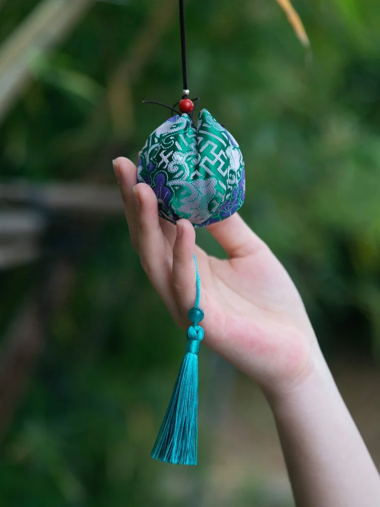 

Scented Sachet Hanging Ornament Small Steamed Buns Lavender Artemisia Scented Bag Handmade Embroidered Silk Fabric Neck Hanging