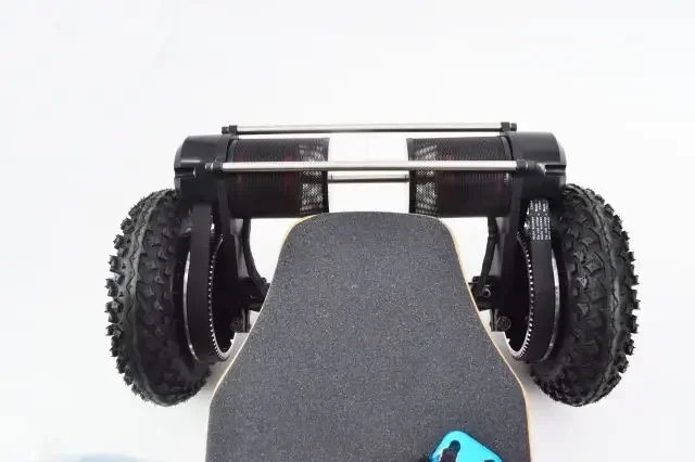 Off-Road 9 Zoll Elektro-Skateboard Dual Motor 1650 W 36 V All Terrain 4-Rad-PU-Reifen Unisex 10 Ah Batterie Aluminiumlegierung