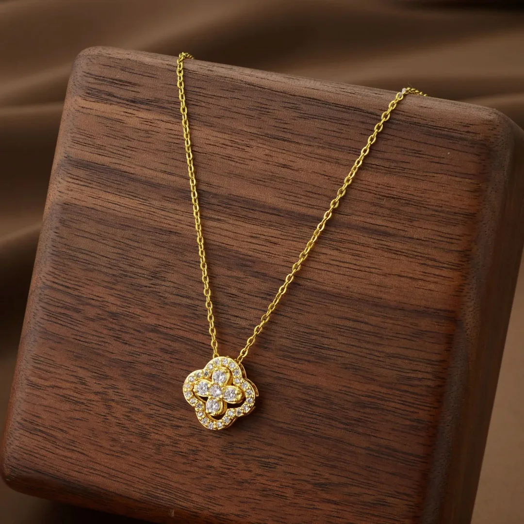 Classic Four-Leaf Clover Pendant Women's Necklace, Exquisite and Luxurious Fashion Collarbone Chain Jewelry image 3