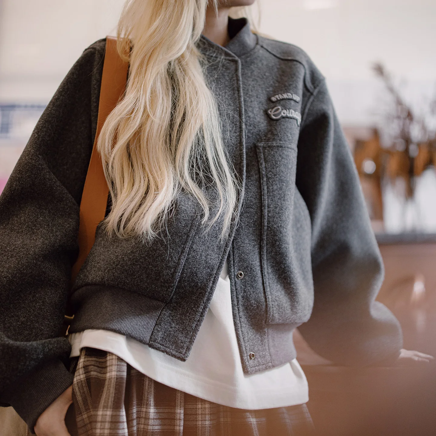 

Maden Женская короткая утепленная куртка-бомбер из плотной ткани с эффектом шерсти, свободный крой, теплое пальто с большими карманами для зимы 400г/м²