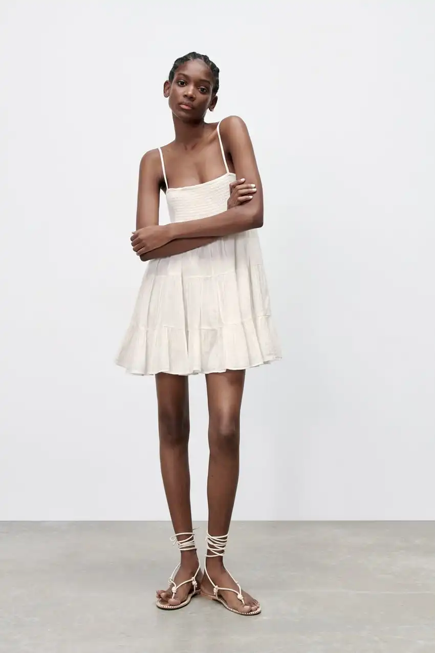 Vestido curto branco de primavera com novo design em camadas, decote ter, acabamento em renda, cintura alta e corte em A p...