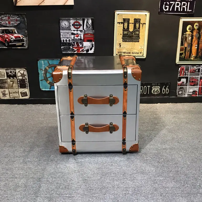 طاولة بجانب السرير مصنوعة من جلد الألومنيوم الإبداعي على شكل صندوق من الروطان في العصور الوسطى