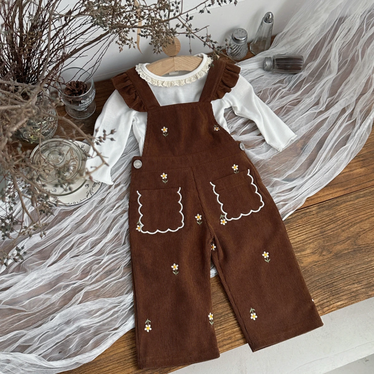 Weißes Langarm-Oberteil mit Spitzenkragen für Babys, brauner Cord-Overall mit Blumenstickerei, 2-teiliges Outfit für Kleinkinder – Detail 3