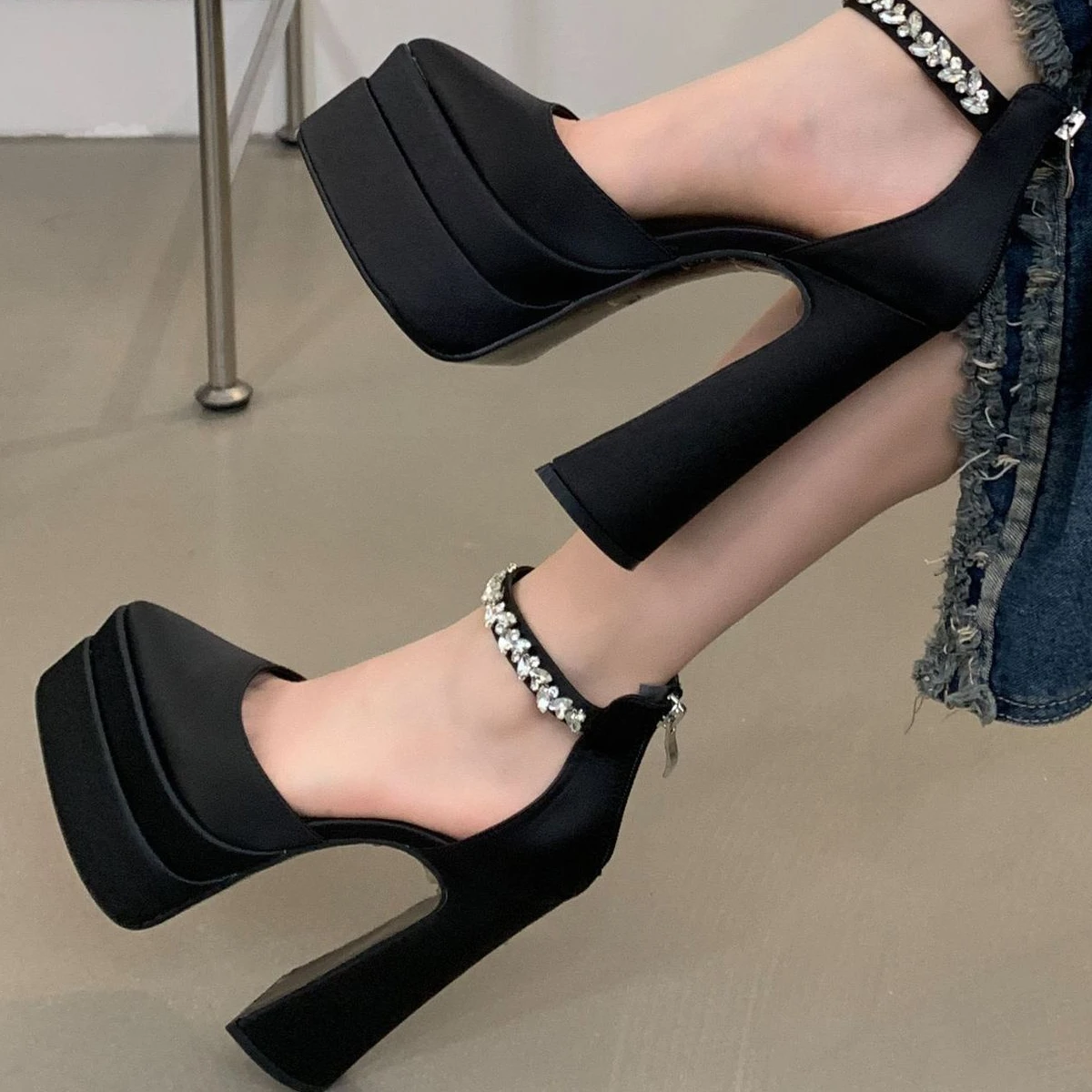 

Женские летние туфли на высоком каблуке 15 см, новая коллекция, дизайнерские босоножки на высоком каблуке с острым носком на толстом каблуке и платформе в модельном стиле