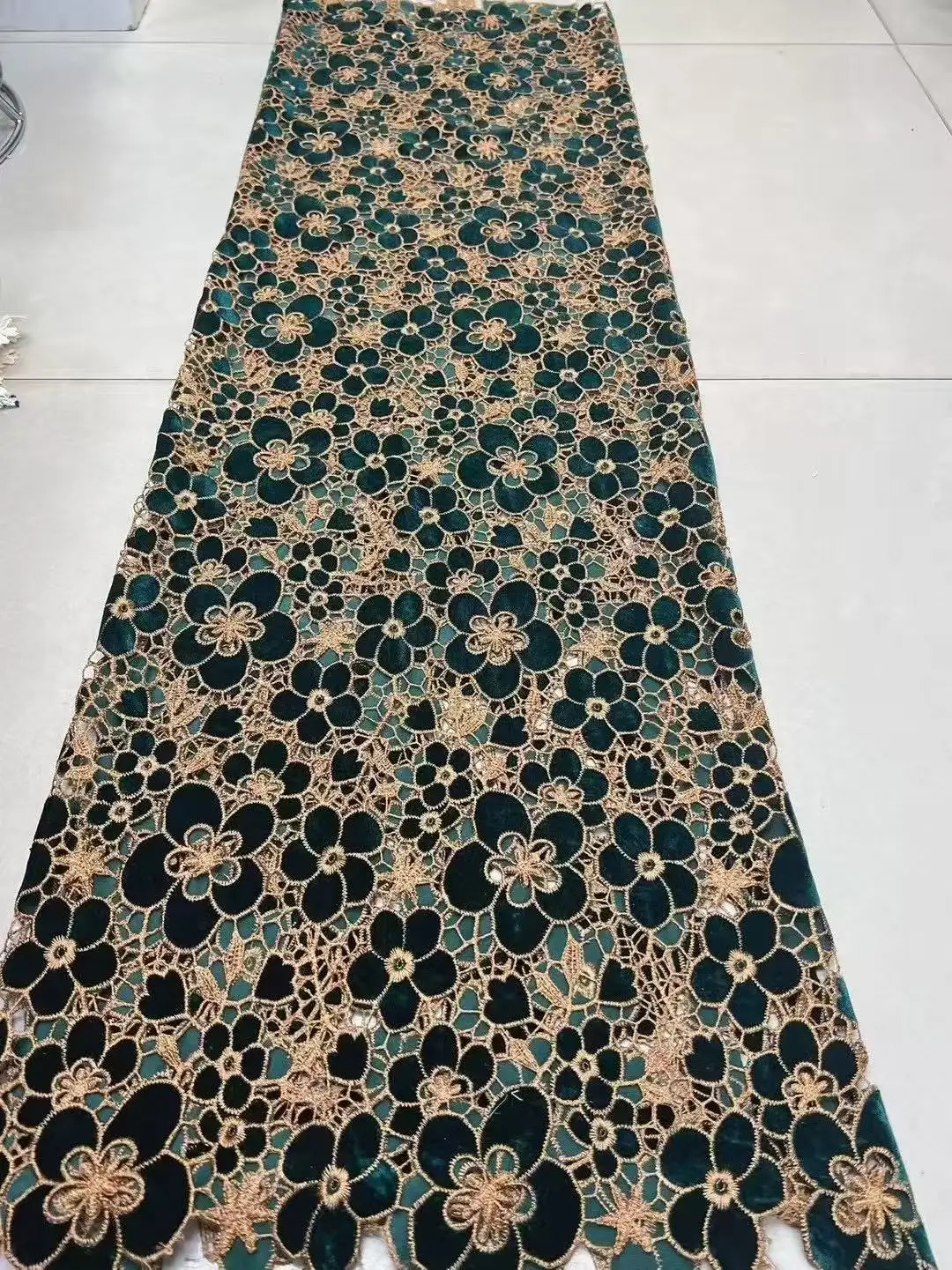 高級ストーン刺繍が施されたアフリカンベルベットレース生地、女性のパーティードレス縫製用の高品質ナイジェリアレース素材