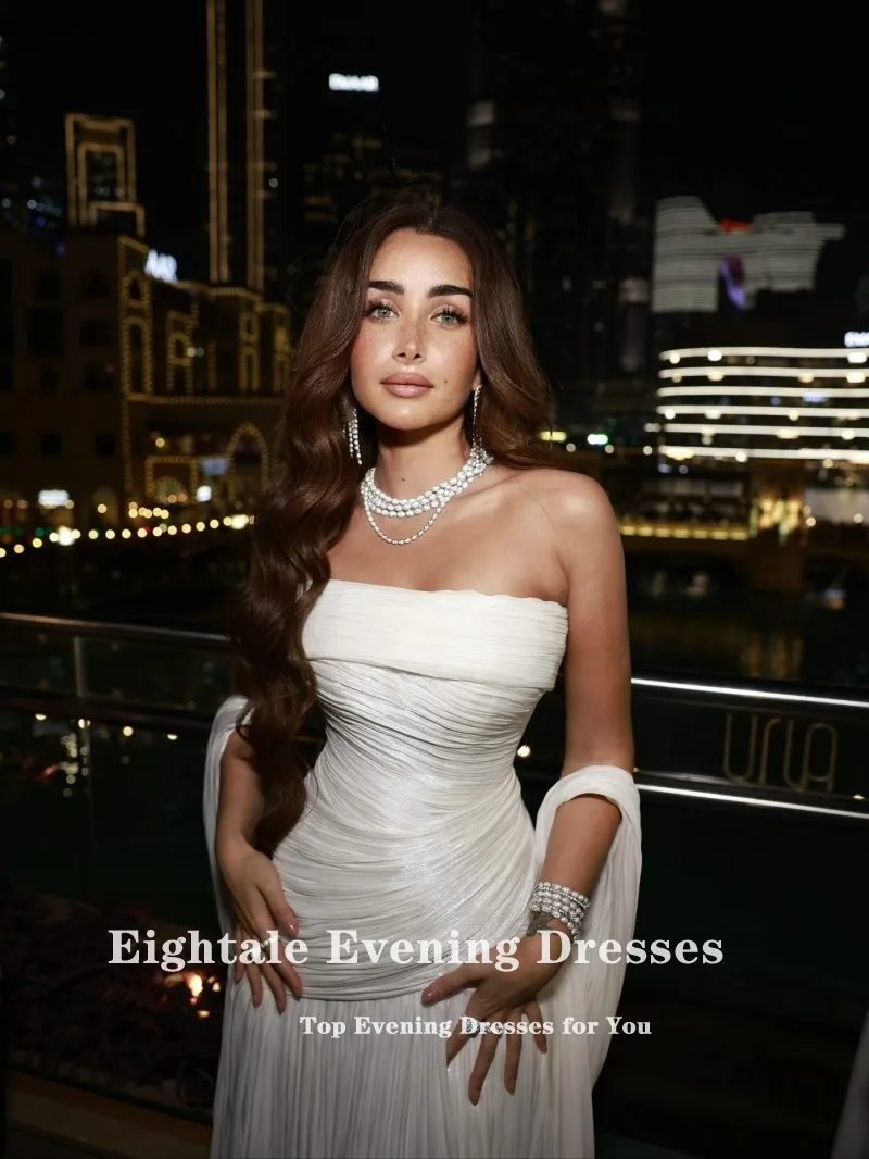 ชุดราตรีเอทิลเล่ แบบไร้สาย จับจีบยาวกรอมพื้น ผ้าเครปสีงาช้าง ตกแต่งขนนก สำหรับงานพรอมหรืองานเลี้ยง  ชุดราตรี