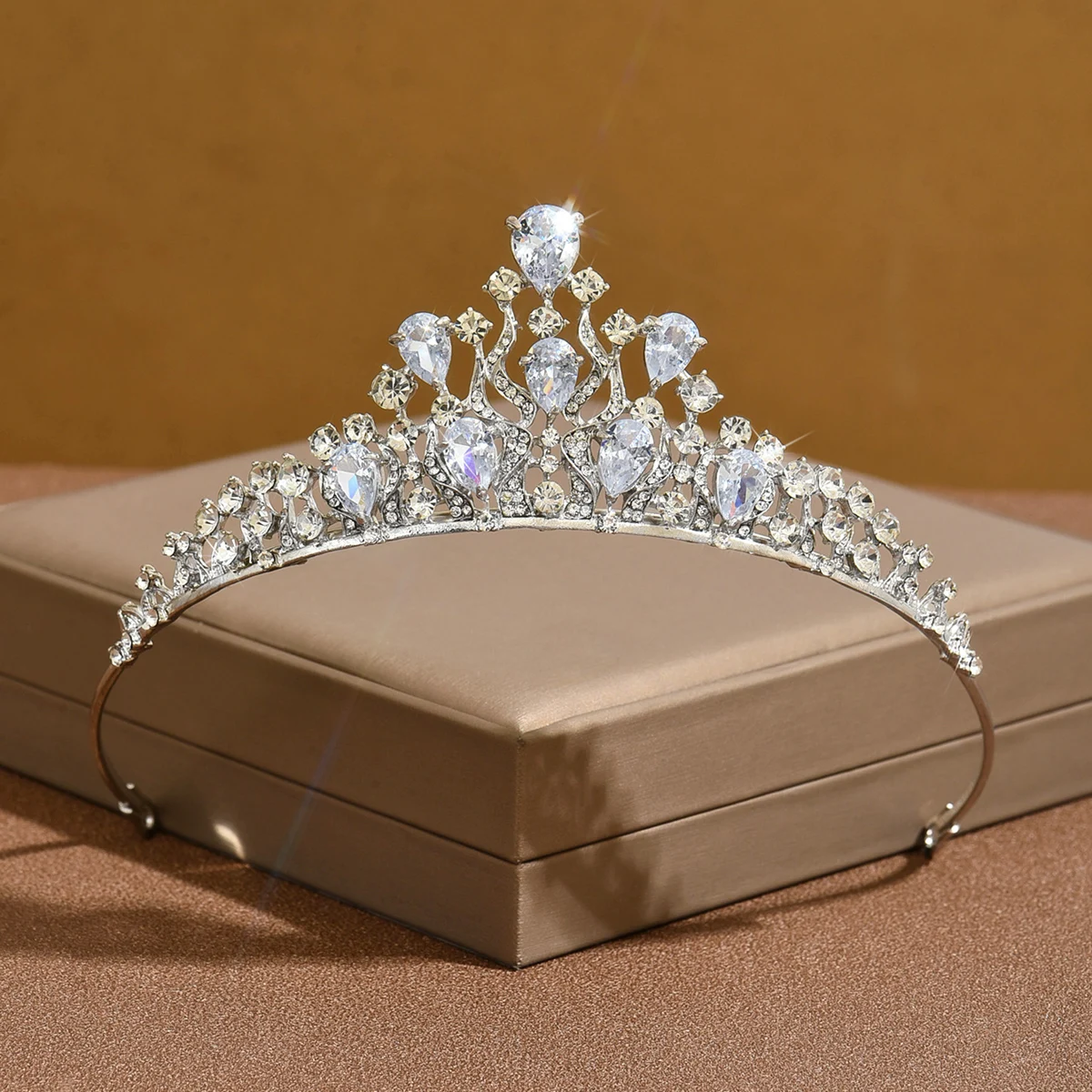 Ladies' design sense, light luxury style, gorgeous high-end sense, sparkling crown jewelry, bride's gorgeous crown
