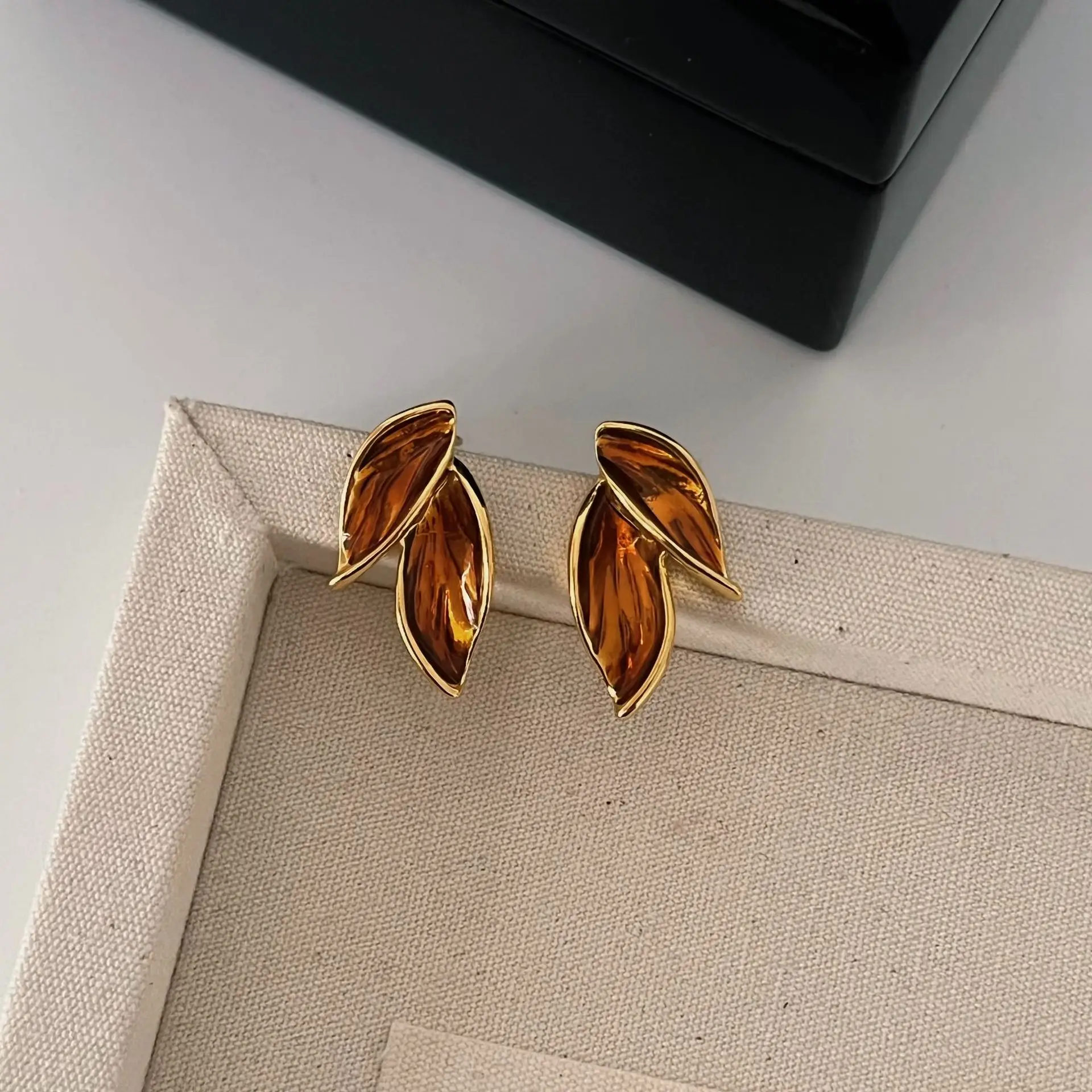 New Korean Arrival Metal Trendy Fresh Lovely Sweet Grey Leaf Stud Earrings For Women 2024 Fashion Jewelry