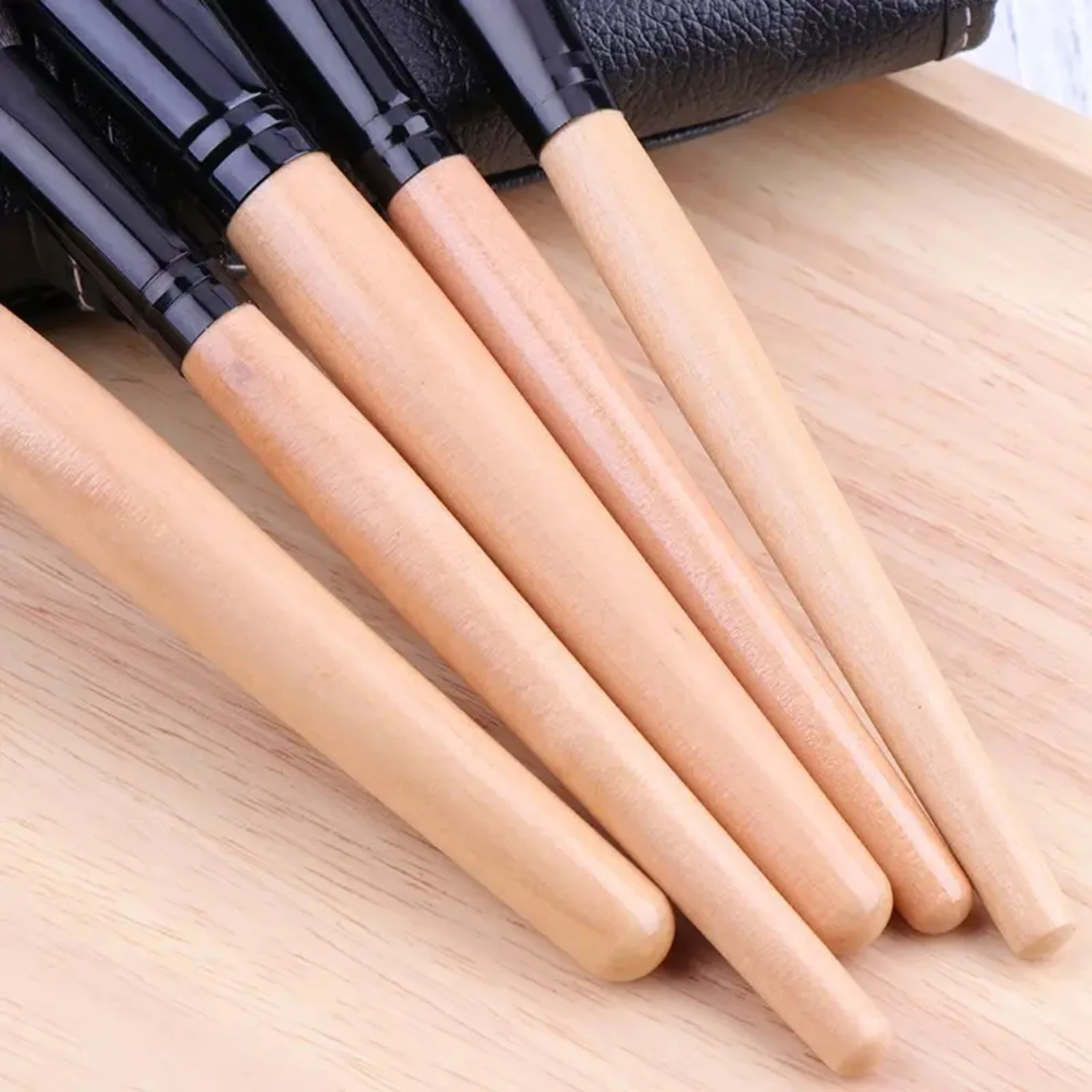 High-quality, versatile and durable set of 24 ultra-soft makeup brushes for flawless application. Ideal for professional artists