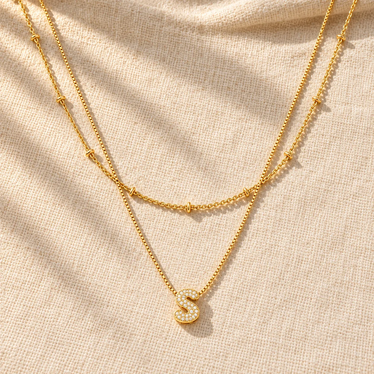 Vergoldete Buchstabenkette für Damen und Herren, Doppelschichtige Perlenkette mit Initialanhänger, Zirkonia-Schmuck für besondere Anlässe – Detail 2
