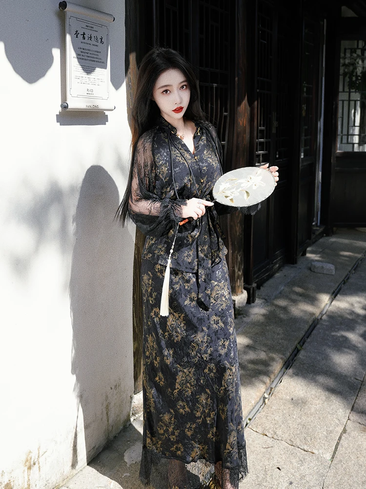 

Комплект ReVe High-End Beijing Golden Flngo: Новая китайская блузка с вышивкой, цветочным узором, кружевными вставками и рукавами-фонариками, а также юбка