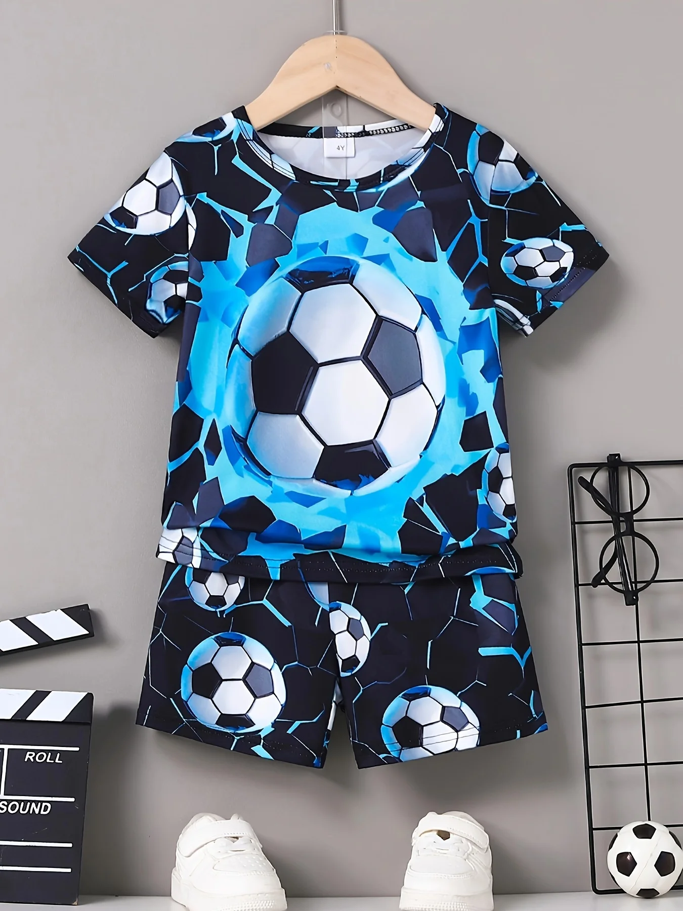 

Новый детский футбольный костюм с принтом в фантастических цветах, приятный на ощупь стиль с короткими рукавами, изысканные шорты, одежда