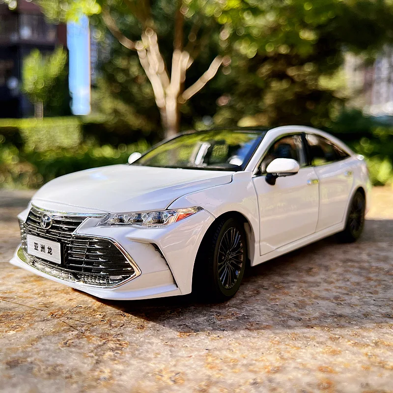 New 1:18 TOYOTA Avalon Alloy Car Model Diecast Metal Vehicles Car Model High Simulation Collection Childrens Toy Gift Decoration