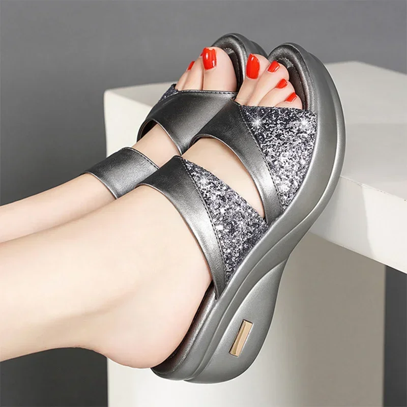 2024 Nieuwe Dames Zomer Slippers Dames Glitter Pu Wiggen Schoenen Dames Casual Slingbacks Sandalen Comfortabele Platform Vrouw