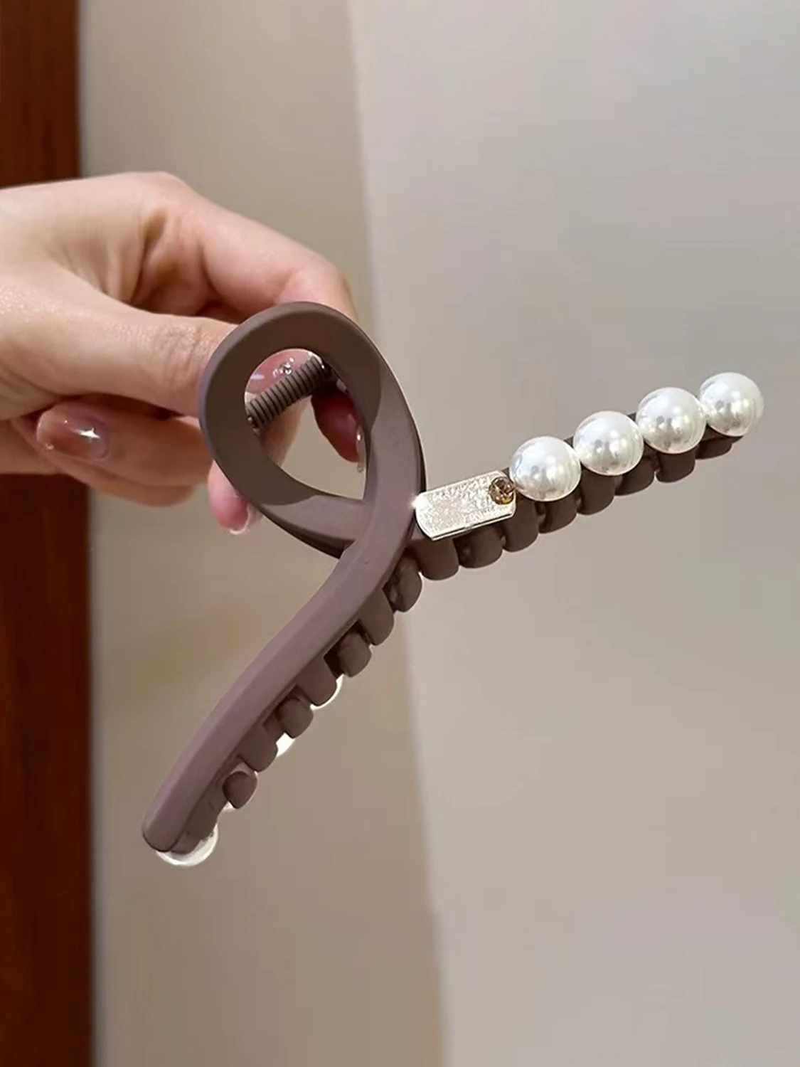 1pc matte pearl metal hair clip, back of the head premium sense large grab clip seamless shark clip, suitable for daily use image 6