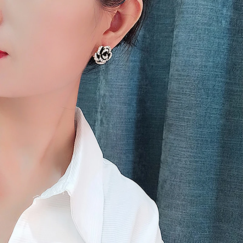 Sexy and Shiny Rhinestone Black Camellia Flower Earrings Luxury Accessories for 2024 Fashion Jewelry Women\'s and Girls\' Party