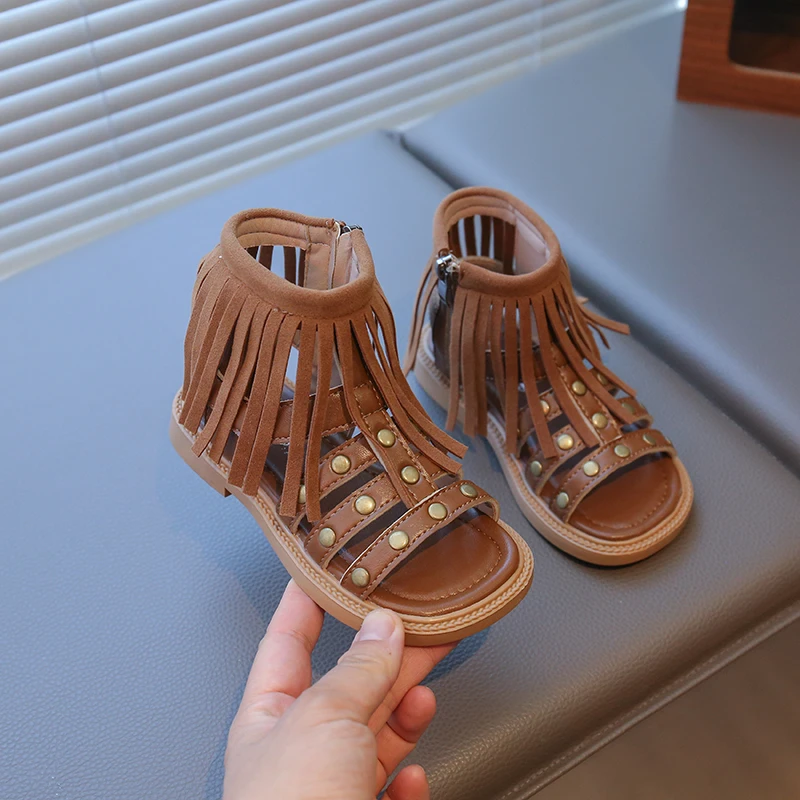 

Retro Brown Tassels Sandals Girls Trend Rivet Roman Sandals Kids Summer Shoes Flat Zip Leather Sandals For Girl zapatos de playa