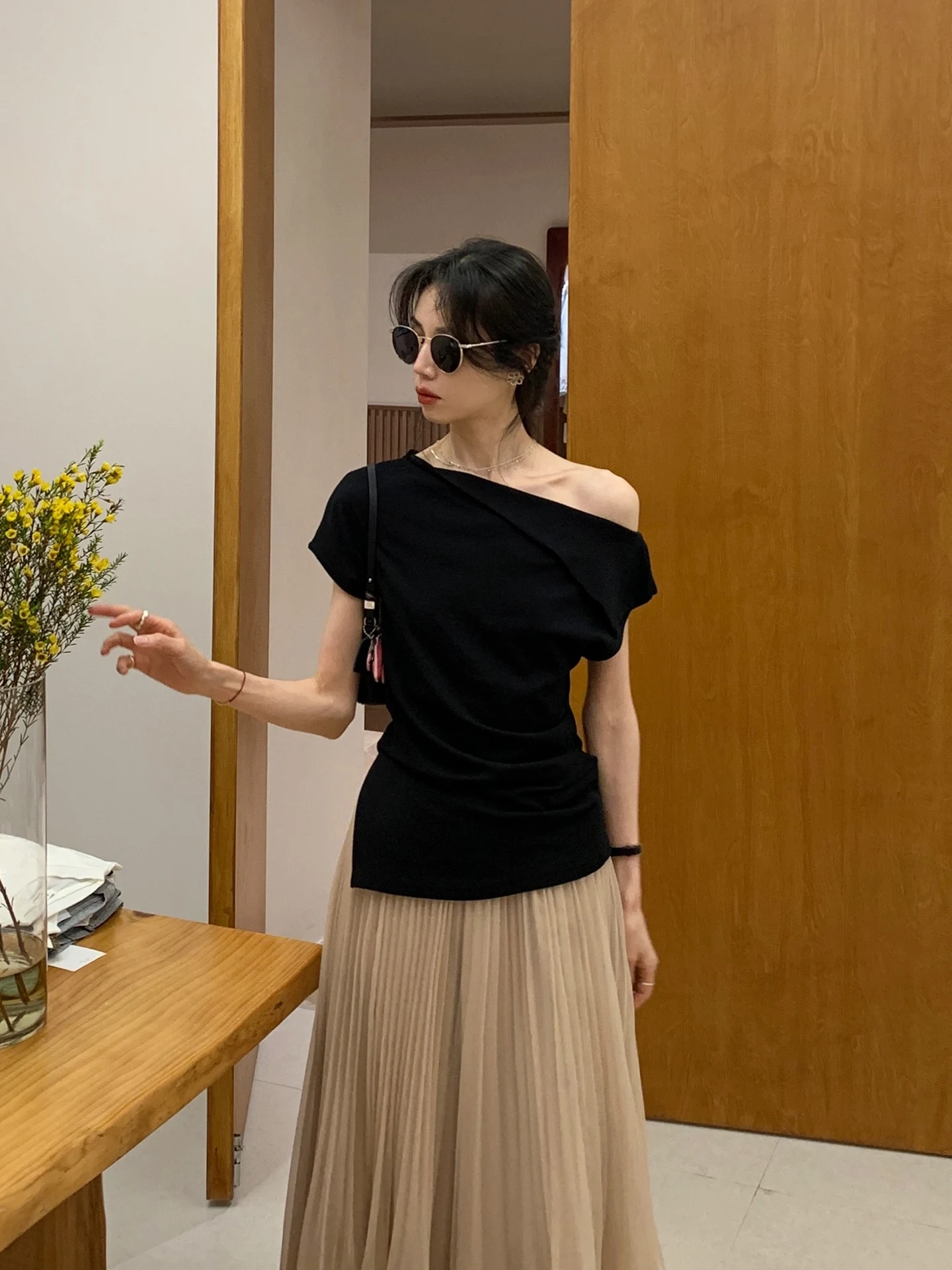 

Черная асимметричная футболка с коротким рукавом и эффектом утяжки на талии для женщин, весна-лето, новый стиль, топ Pure Desire