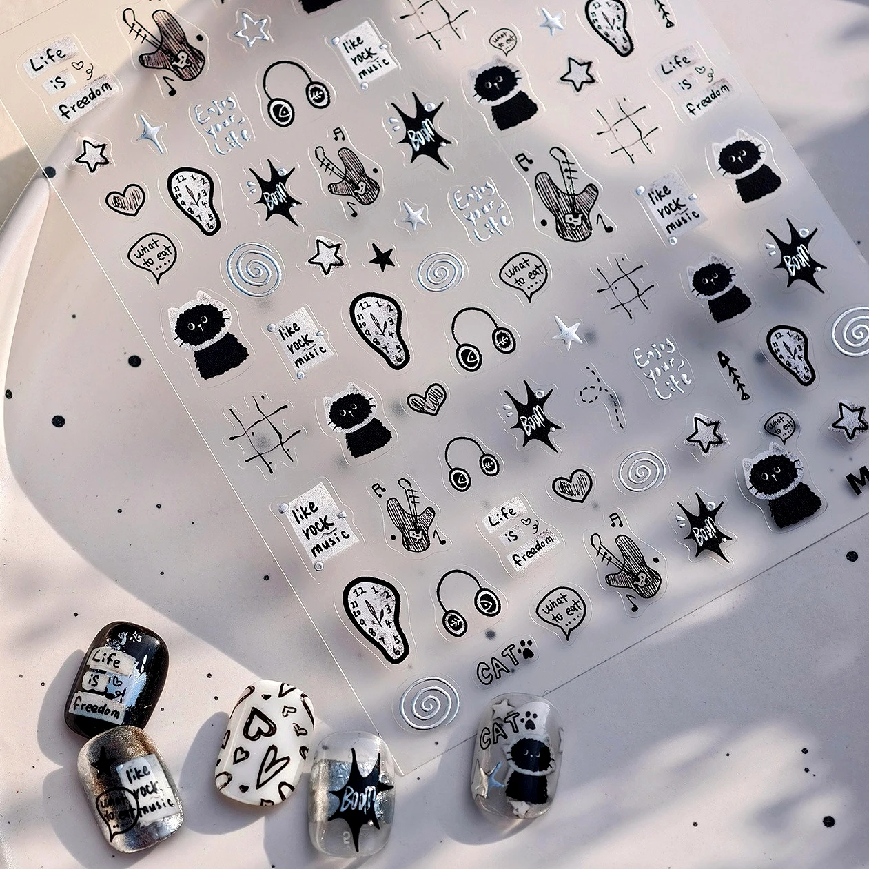 Reloj de gato negro, notas de guitarra, perro, oso, manzana, estrella, corazón, flor, línea de grafiti, vaca, pato, pastel, lazo, nube, pegatinas artísticas para uñas
