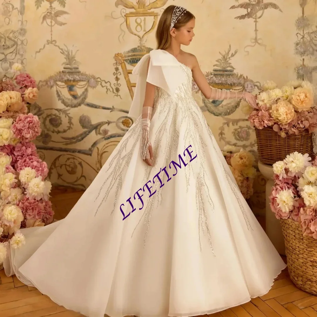 Wykwintne sukienki dla dziewczynek sypiących kwiatki, z jednym ramieniem, kokardą, zdobione koralikami, sukienki na przyjęcie urodzinowe, linia A, sukienki bankietowe, sukienki na Pierwszą Komunię Świętą, szyte na miarę.