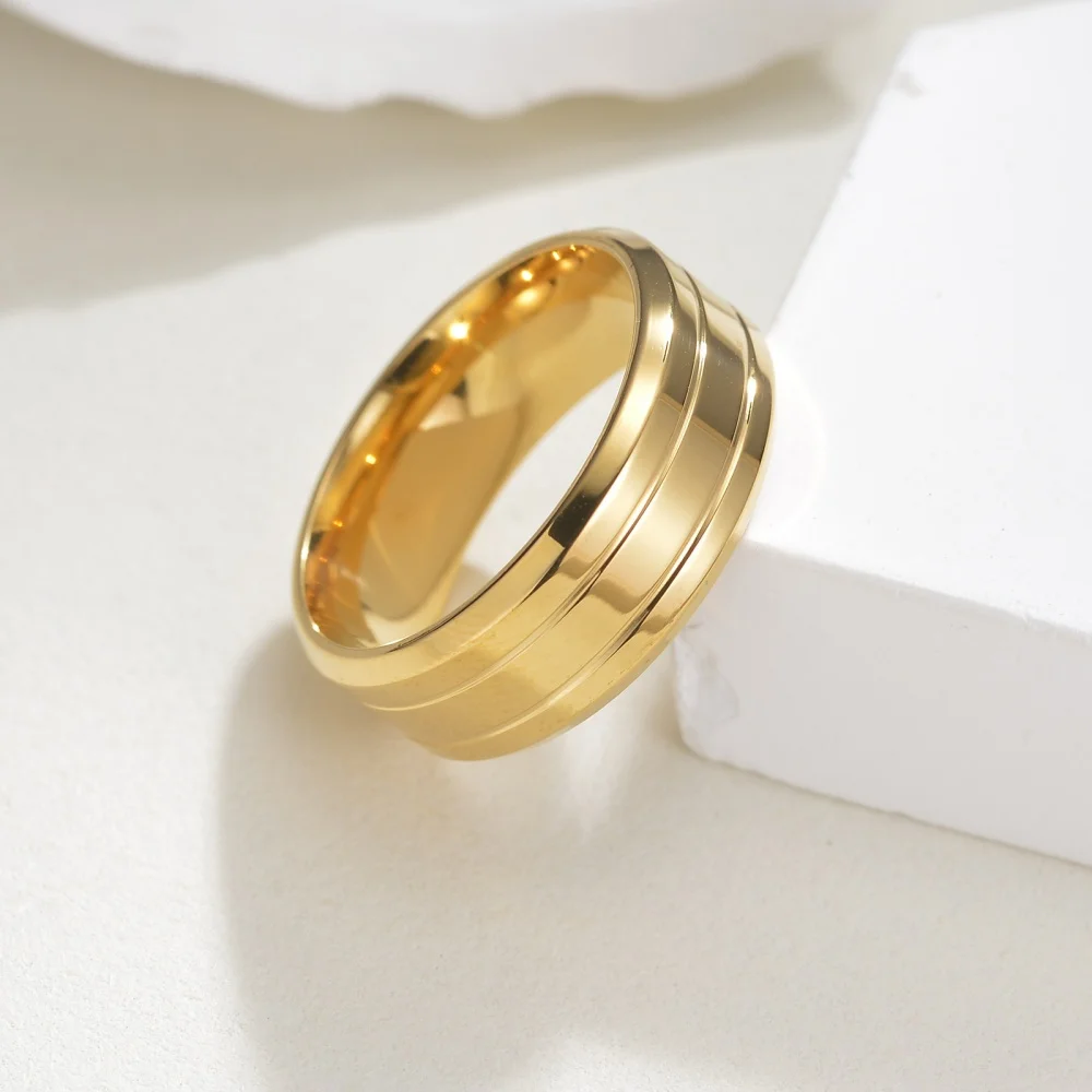 Breiter, flacher Rand, Edelstahlring, doppelter Rillen-Linearband für Herren, moderner, minimalistischer, polierter Schmuck, Ring in Goldfarbe. – Detail 2