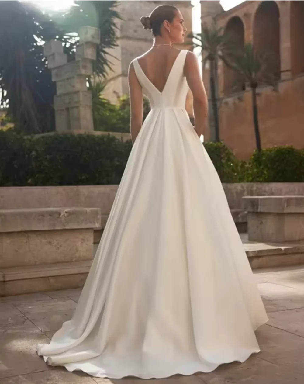 シンプルなサテンのウェディングドレス V ネックプリーツ A ラインバックレスビーチ花嫁プロムパーティードレスエレガントなブライダルドレス女性のためのカスタマイズ