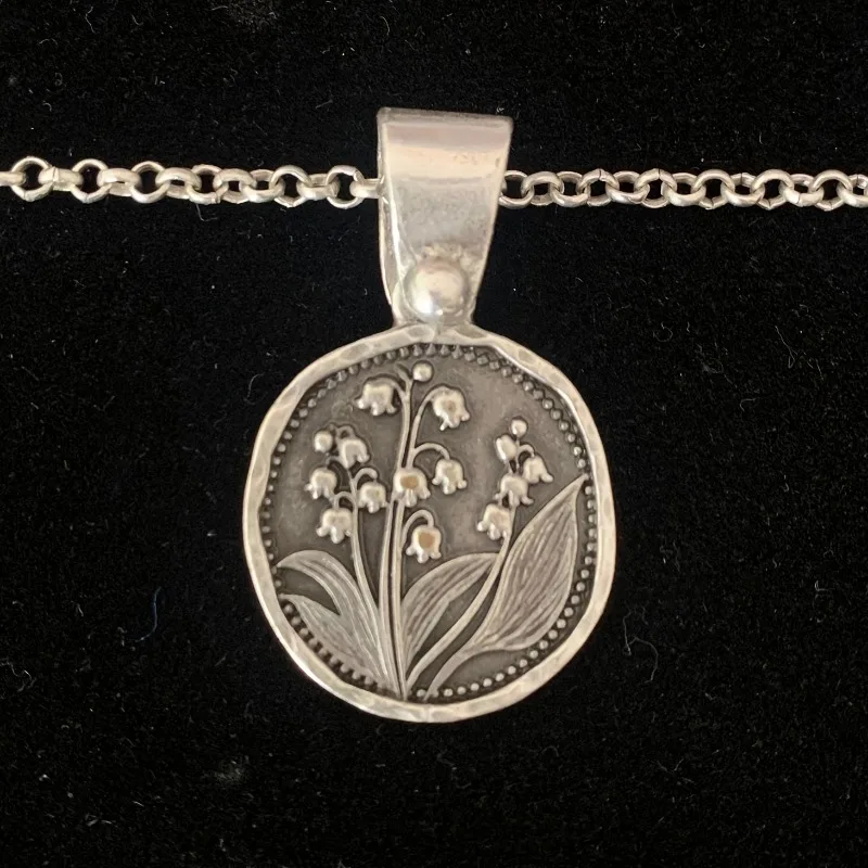 Vintage Ringflower Damen-Anhänger-Halskette, oxidierte Blumengravur, runder Münzanhänger, alltagstauglicher Bohemian-Schmuck, Geschenke