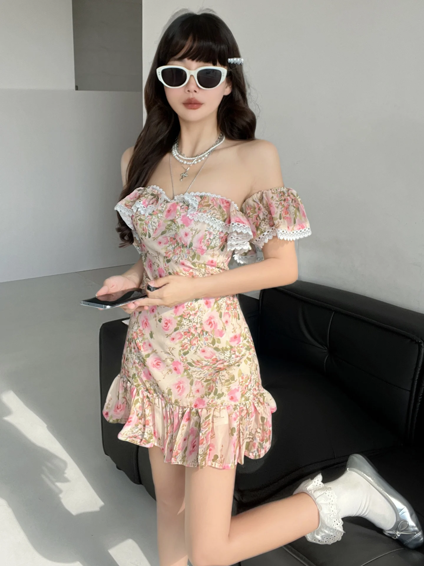 ชุดเดรสลายดอกไม้สไตล์เรโทรสำหรับพักเบรกดื่มชา แต่งขอบลูกไม้ ช่วงเอวเข้ารูป หรือ ชุดเดรสเปิดไหล่สไตล์ Pure Desire