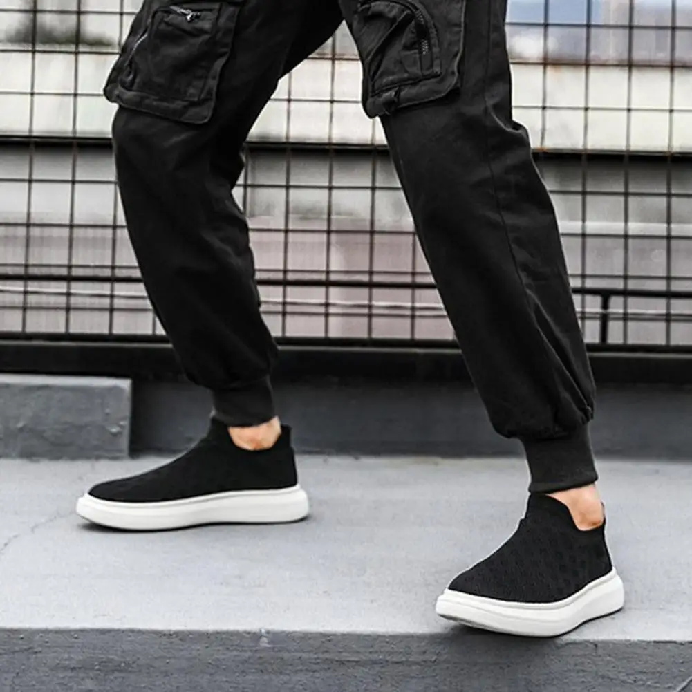 

Легкая спортивная обувь. Мужская спортивная обувь без шнуровки с сетчатым верхом. Дизайн без шнуровки. Дышащая плоская подошва для спортзала.