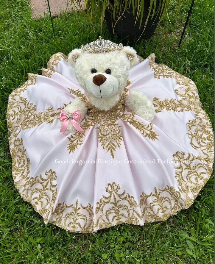 

Ivory Mexican Quinceanera Teddy Bear Dress 2025 Exquisite Sweetheart Gold Applique Mini Quinceanera Gown Customised