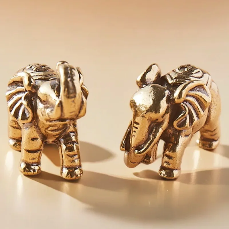 Solid Brass Elephant Ornaments Pair of Fortune Elephants Handheld Antique Copper Wealth Elephants Desktop Tea Pet Brass Ornament