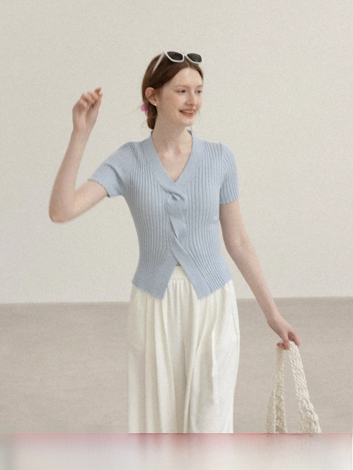 

Синий вязаный свитер с V-образным вырезом и коротким рукавом для женщин, приталенный, в повседневном стиле, весна 2026, дышащий, мягкий, из смесового полиэстера