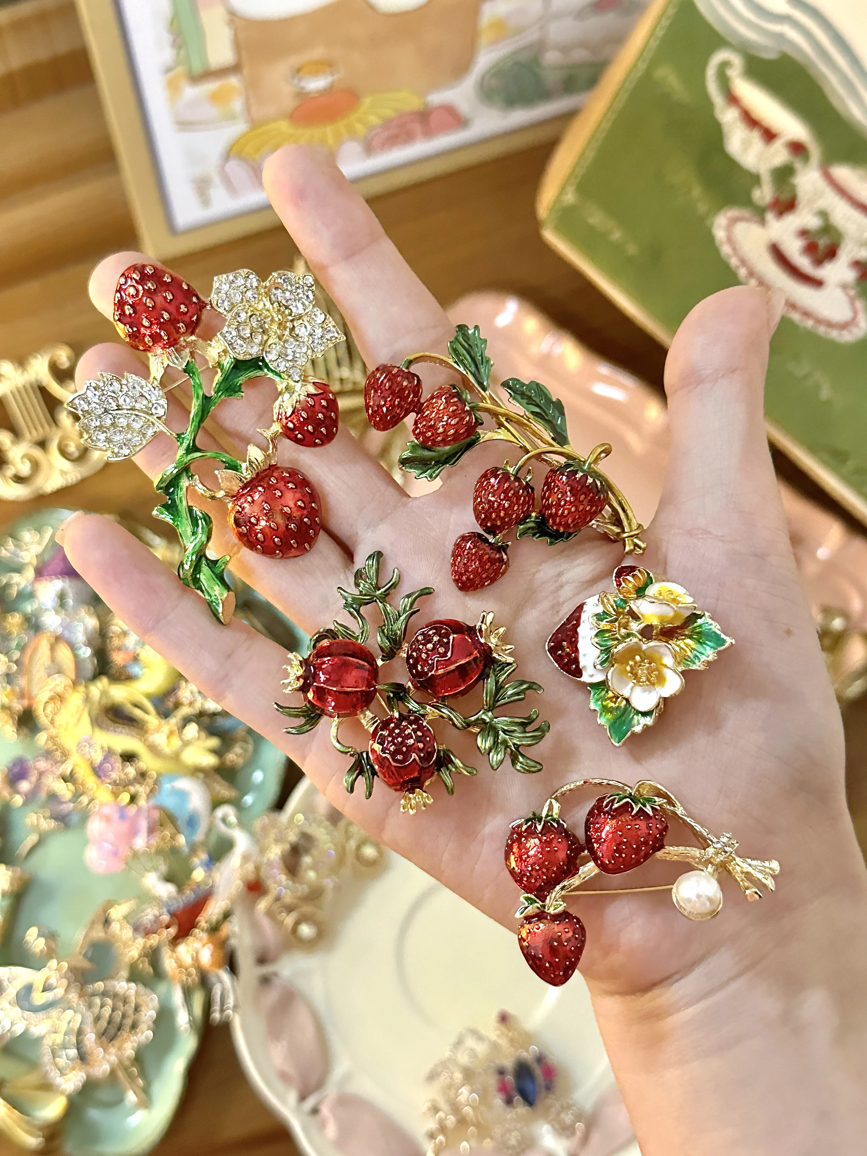 SKEDS Women Men Exquisite Enamel Rabbit Fruit Badges Brooches Fashion Vintage Lady Retro Crystal Banquet Party Pin Accessories